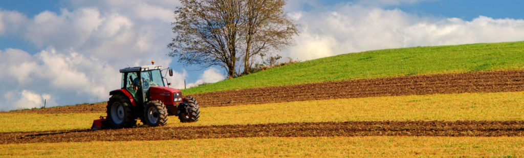 Engin agricole dans un champ