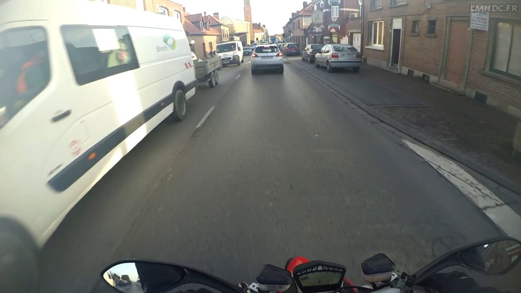 Conduire à moto en agglomération