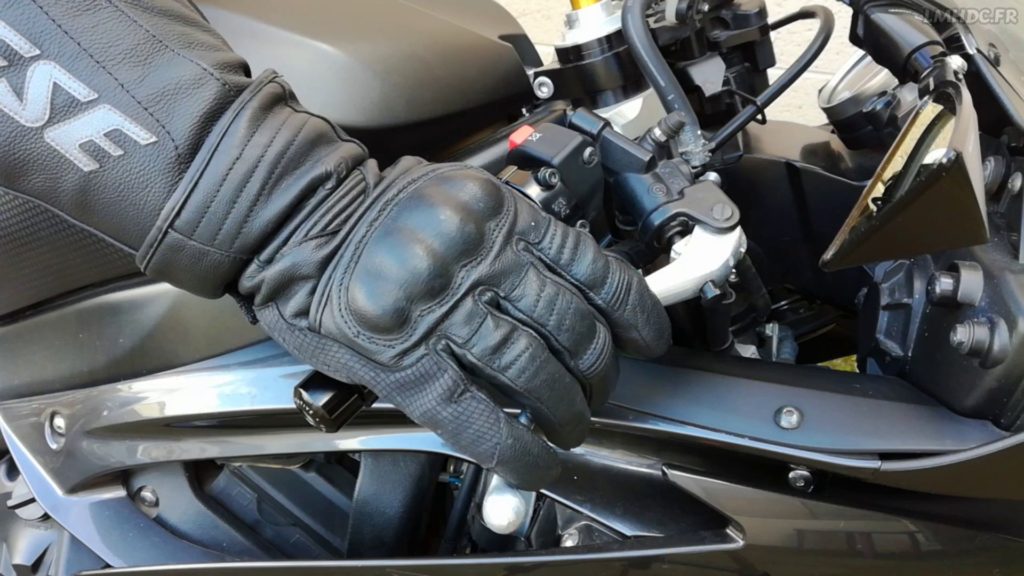 Porter des gants à moto