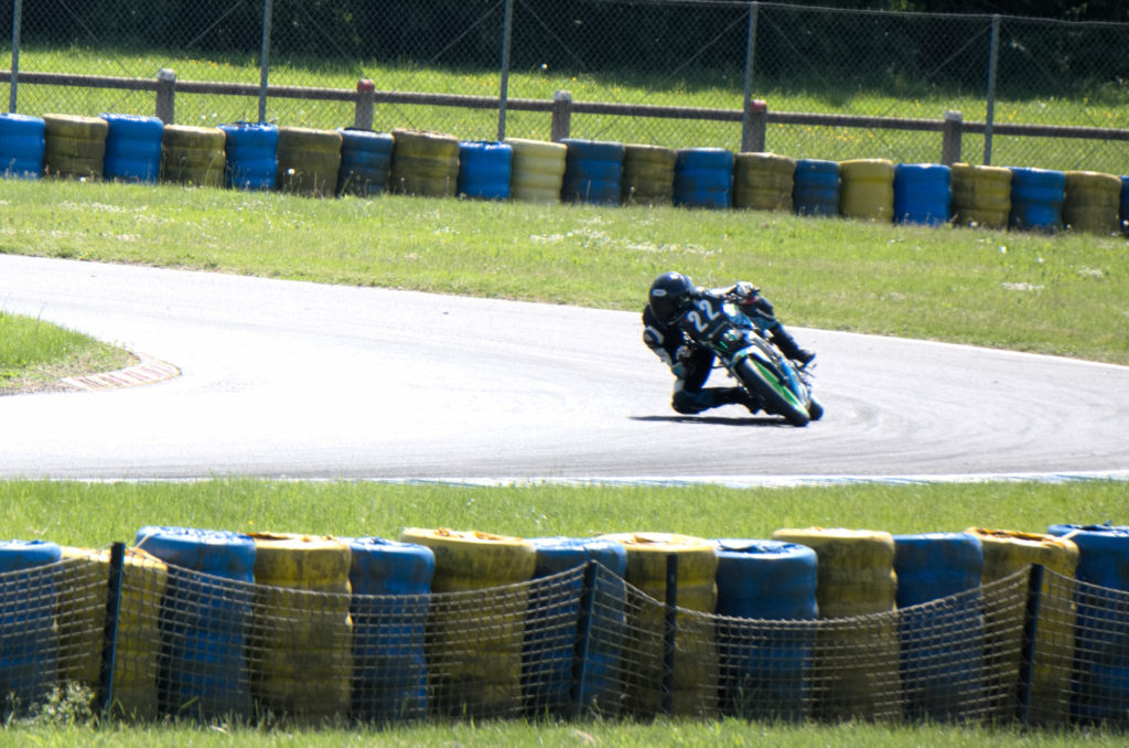Virage moto circuit avec le pneu racing V02