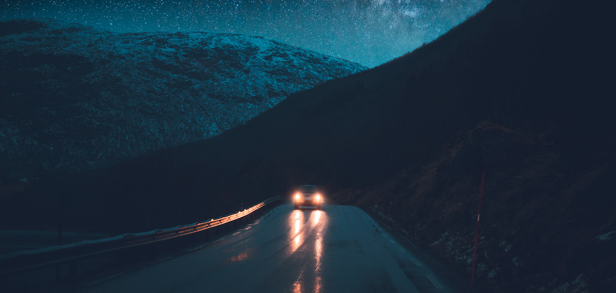 Road trip de nuit sur une route glissante et verglacée, pour l'affronter, pas d'autre choix que de monter des pneus hiver 