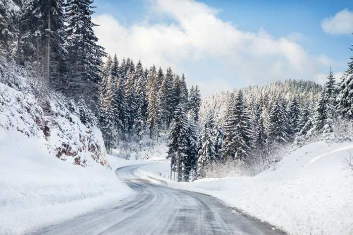 Route enneigée à traverser avec des pneus hiver adaptés