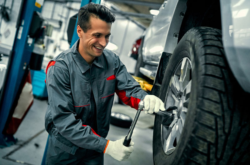 professionnel en train de changer une roue