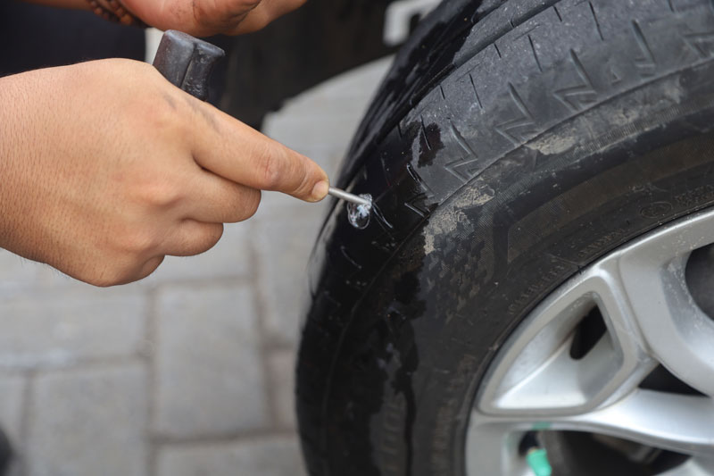 Professionnel qui répare un pneu 