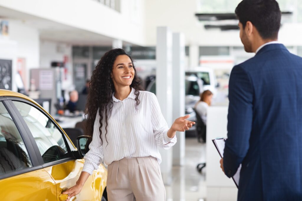 Une femme choisit le leasing auto pour sa nouvelle voiture