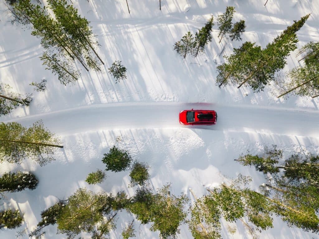 Un test de pneu hiver en roulant dans la neige pour évaluer l'adhérence et le freinage